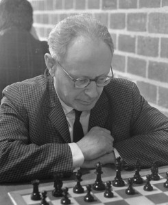 Mikail Botvinnik (1911-1995) varð þrisvar heimsmeistari. Þeir Friðrik mættust aðeins einu sinni og þá bauð sovéski jöfurinn jafntefli eftir 13 leiki.